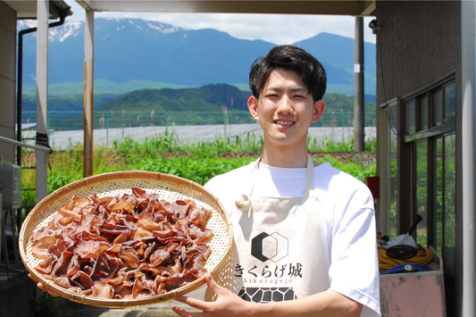福島県との県境に位置する宮城県白石市で国産きくらげを栽培するフレッシュな24歳のきくらげ王子