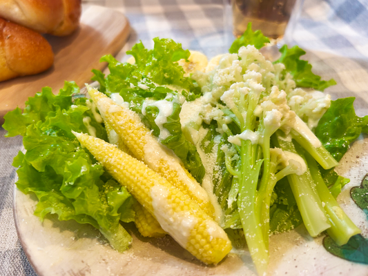 7月野菜の華やかシーザーサラダ