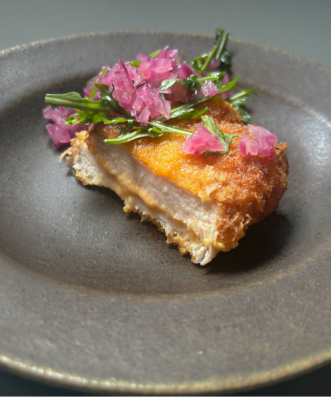 カツレツ 赤玉ねぎ、ルッコラ添え