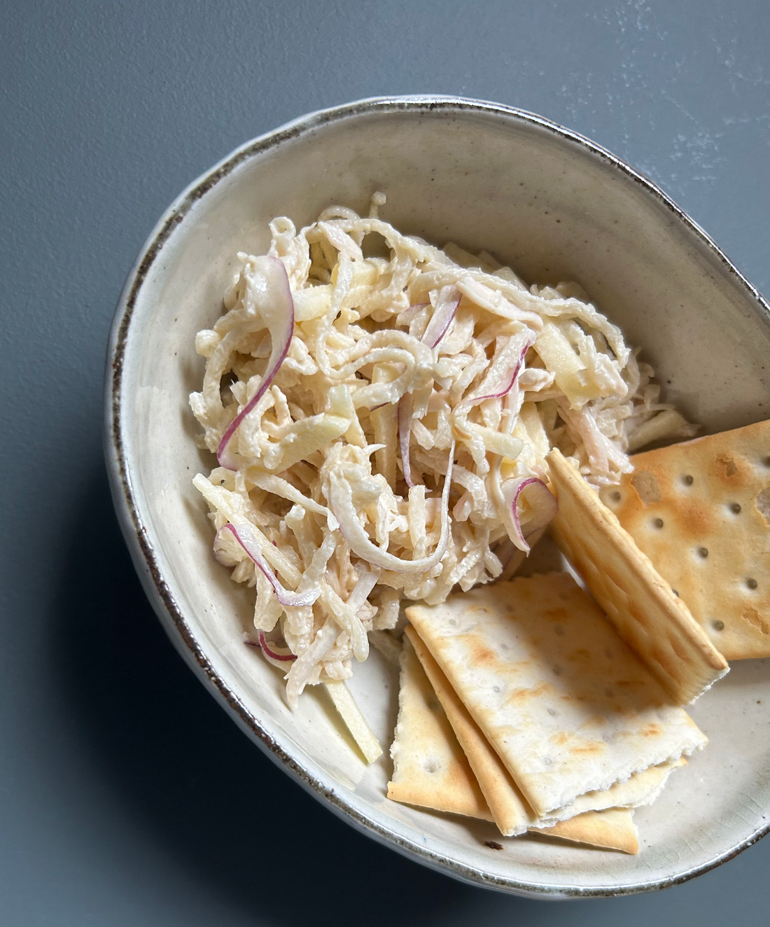 きりぼし大根のサラダ  りんご、チキン、赤玉ねぎ入り