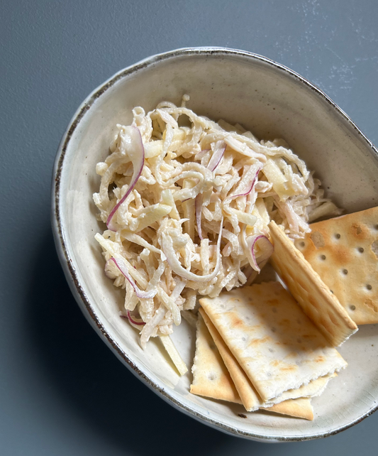 きりぼし大根のサラダ  りんご、チキン、赤玉ねぎ入り