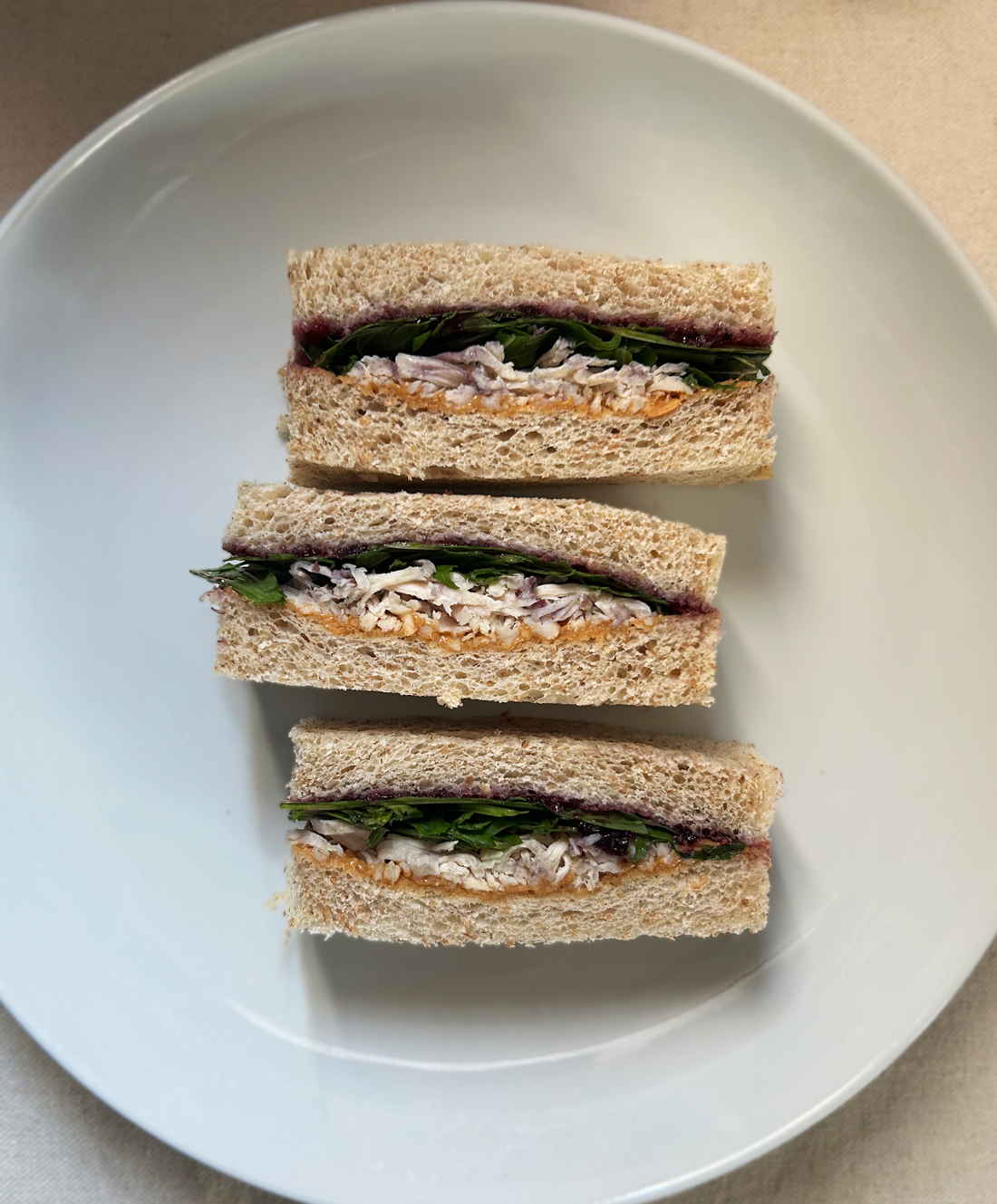 サンドイッチ  ルッコラ、ピーナッツバター、チキン、ブルーベリージャム